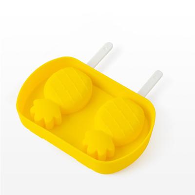 China Low MOQ Sustainable Yellow Pineapple Shape Silicone Ice Mold Ice Cube Tray for sale