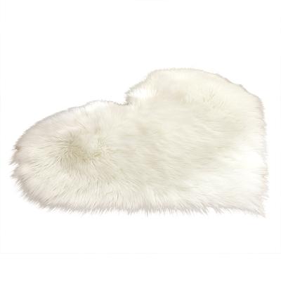 China New Design Washable Soft Polyester Workmanship Floor Rug Faux Sheep Faux Fur Blanket Heart Shape Indoor Carpet for sale