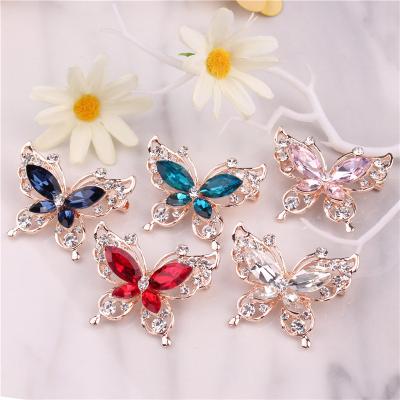 China New Fashion Beauty ALLOY Brooch Women Gold Zinc Alloy Crystal Exquisite Flower Butterfly Insect Pins Hot Sale Party Gift Man for sale