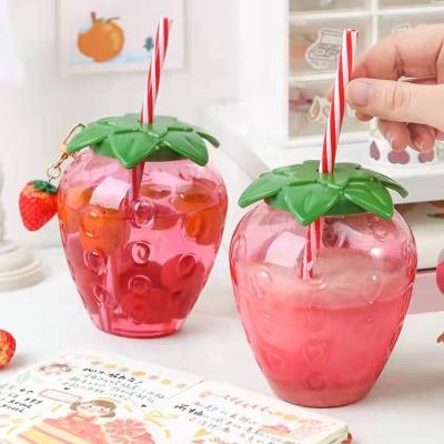 China 500ml Plastic Juice Bottle Cup Strawberry Customizable Dimension PEE Material Cold Coffee Plastic Candy Jar With Screw Top for sale