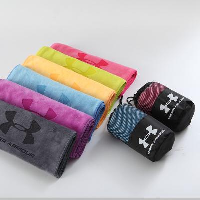 Cina 30*110cm Custom Logo Gym Towel in microfibra che assorbe il sudore e si asciuga rapidamente in vendita