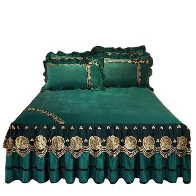 China Luxury Embroidery Label Comfortable Wedding Quilt Bedding Set with Cotton Filling for sale