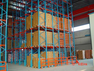 China 5 capas de acero pallet Racking Estantes Drive en el sistema de almacenamiento Azul 500KG en venta