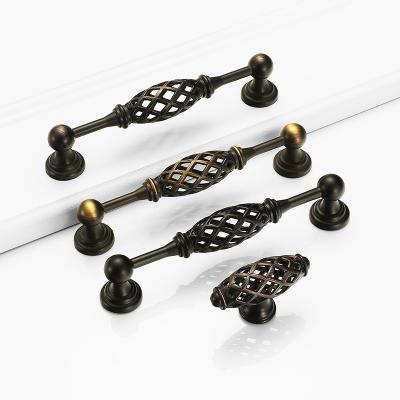 China Contemporary New T Bar Shape Furniture Pull Kitchen Gold Cupboard Handle Fancy Cabinet Handle Box Building Style Western Style Time Knob Living for sale