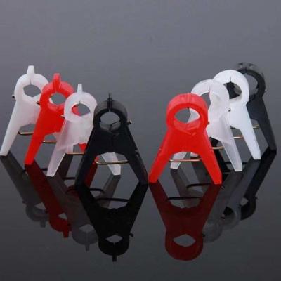 Chine Greenhouse Plastic Clips 1.8cm 2cm 3cm Low Price White Black Red Diameter 6.5cm Length For Tomato Cucumber Growing Support à vendre