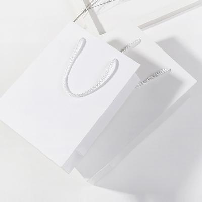 China New Product Recyclable White Cosmetics Glass Gift Bag Paper Handbag Gift Packaging Gift Bag for sale