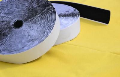 Cina Il velcro autoadesivo riempie 50mm, rotolo posteriore appiccicoso del velcro del nero in vendita