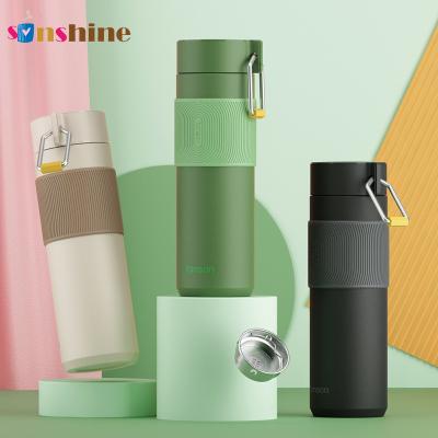 China Leakproof Frosted Stainless Steel Water Bottle Silicone Sleeve Vacuum Thermos Flask With Tea Infuser zu verkaufen