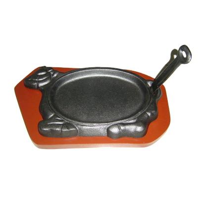 China Sustainable non-stick cast iron sizzling dish with wooden tray for sale for sale