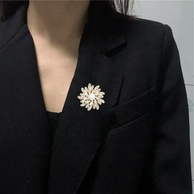 China 2022 New Flower Pearl Zircon Micro-Inlay Copper Jewelry Female Jewelry Corsage Brooch Fashionable Suit for sale