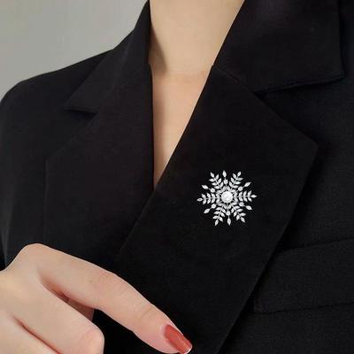 China European Luxury High-end White Snowflake Brooch Pearl Zircon Charm Female Jewelry Brooch Pin for sale