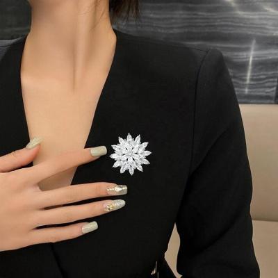 China Wholesale Clothing Female Safety Dress Decoration Jewelry Fashion Snowflake Brooch Temperament Brooch Pin for sale