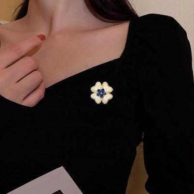 China Lady's Brilliant Gold Plated Brooch Jewelry Wholesale Dress Decoration Fashion Boutique Jewelry Four Leaf Clover Brooch Pin for sale