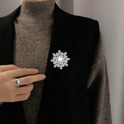 China Lady Elegant Fashionable Imitation Snowflake Brooch High Fashion Jewelry Pearl Jewelry Temperament Brooch for sale