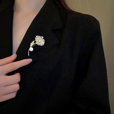 China Fashionable and Exquisite Design Metal Flower Custom Modern Bestselling Brooch Pin Fashionable Jewelry for sale