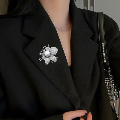 China Trendy jewelry wholesales can be custom designed imitation pearl flower brooch jewelry brooch gold plated Lady for sale