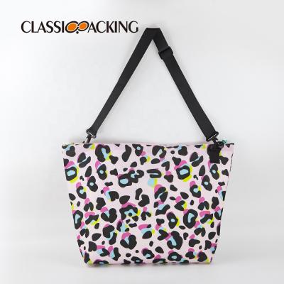 China ISO Sedex FAMA Tik Tok Fashion Pink Leopard Print Large Capacity BSCI Travel Bag Headband Shopping Bag Size Travel Cosmetic Set for sale