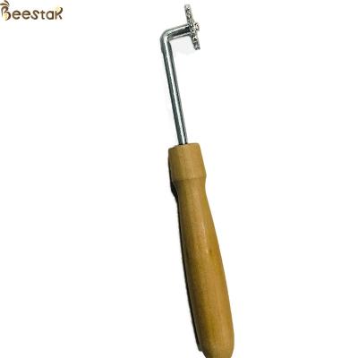 Chine Dent Embedder de poignée de Beehive Tools Wooden d'apiculteur avec la petite vitesse pour l'apiculture à vendre