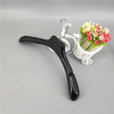 China Matt Wholesale Hot Sale Factory High Grade Matte Plastic Suit Hanger Window Display Hanger for sale