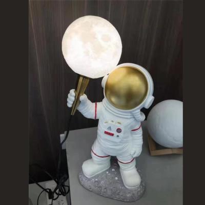 China Creative Modern Explosive Creative Spaceman Astronaut Lamp Desktop Astronaut Model Reading Lamp Home Decoration for sale