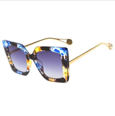 China Fashion sunglasses 2019 new European and American oversized sunglass metal shape square pearl sunglasses leisure women sunglasses for sale