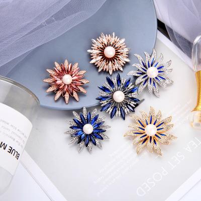 China Winter t0206 Crystal Large Flower Noble Women Brooches Gold Silver Pins Christmas Snowflakes Pins for sale