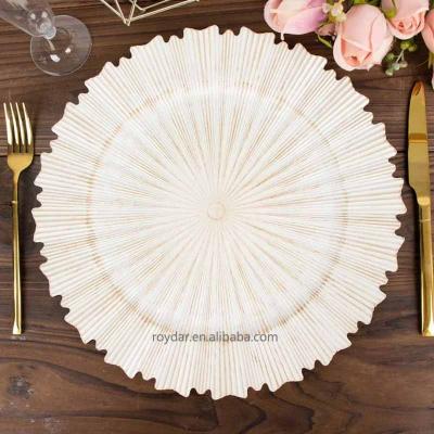 China Sustainable Plastic Sunburst Round Charger Dishes With Scalloped Rim Decorate Reusable Hard Plastic Dishes for sale