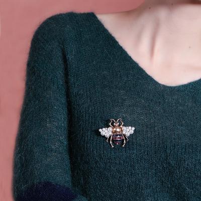 China Fashionable Retro Painting Bee Brooch Women Bead Pin Enamel Jewelry Crystal Rhinestone Scarf Dress Lapel Pin Suit Corsage Men Fashion Brooch for sale