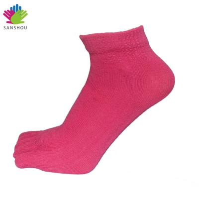 China Fashion Breathable Colorful Sport Knocks Cotton Breathable Five Grip Ankle Boots Women Toe Socks for sale