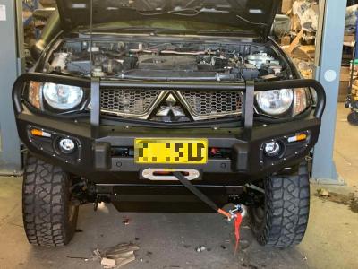 China Black Winch Mitsubishi TRITON Bull Bar Front Steel 4x4 2006-2018 for sale