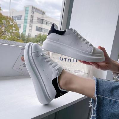 China CUSHIONING Genuine Leather Flat White Casual Sneakers Men And Women Custom Sports Sneakers Fashion Logo 2021 Sneakers for sale