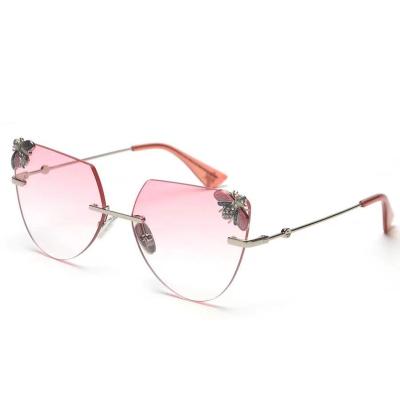 China New Fashion Sunglasses Ladies Sunglasses Retro Fashion Personality Sunglasses Small Bee Metal Fashion Glass Frame Ladies Large for sale