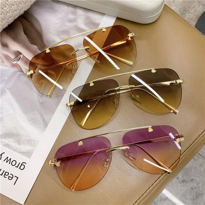 China Fashion Gradient Frame Sunglasses Men's Fashion Big Metal Double-bridge Toad Mirror Ladies Vintage Rimless Metal Sunglasses for sale