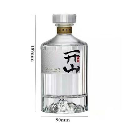 China Simple fashion Customized luxurious 500ml 750ml clear whisky vodka glass bottle with cork glass cover for sale