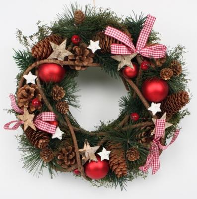 China Polyfoam garland with pinecones pineneedle for door and wall decoration for sale