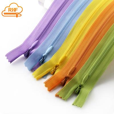 중국 Factory Direct Selling Viable 3# Recycled Invisible Colored Fabric Tape Nylon Zipper Zipper For Dress 판매용