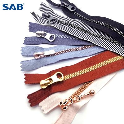 China High quality nano plated auto lock resin zipper pull can be matched with silk ribbon en venta