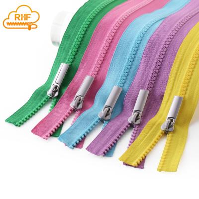 China 3# 5# Favorable Resin Sustainable Durable ECO Sustainable Price Clothes Shoes Resin Zipper Rolls for sale