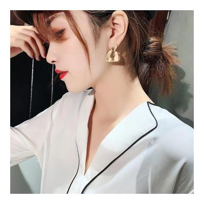 China Fashion Environmental Friendly Cost Price Alloy Hoop Earrings Women Elegant Statement Hoop Earrings For Girls for sale