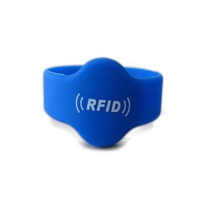 China Waterproof / Waterproof 125KHz Waterproof Passive RFID Silicone Wristband TK4100 Hand Wristband for sale