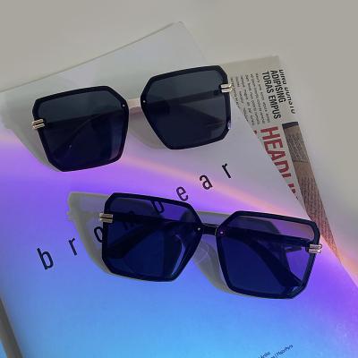 China Fashion Sunglasses China Factory Wholesale New Style Oversized Frame Square Rivets Shades Fashion Polycarbonate Sunglasses Women for sale