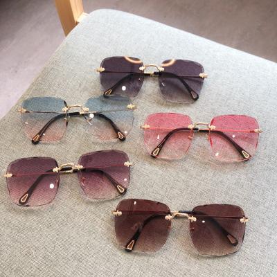 China Fashion Sunglasses Shape Women's Frameless Square Gradient Cut Edge Square Frameless Rimless Oversized Glass Sunglasses for sale