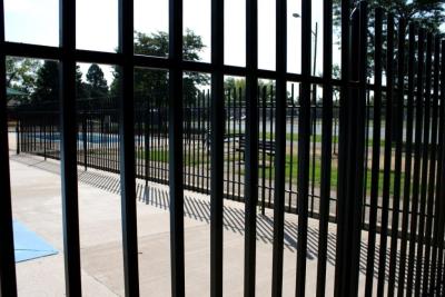 China Varies Custom Made Chain Link Fencing Weather Resistant Powder Coated Metal for sale