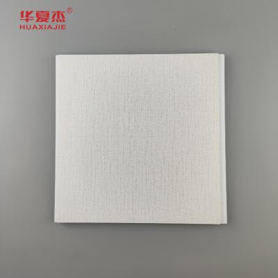 China Ventas de fábrica paneles de pared de interior de PVC estampado en caliente granos de madera techo de PVC material de construcción a prueba de humedad en venta