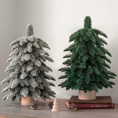 China Solvent Resistance Luxury Green and White Christmas Holiday Decorations PE Artificial Christmas Tree with Ornaments and Light for sale