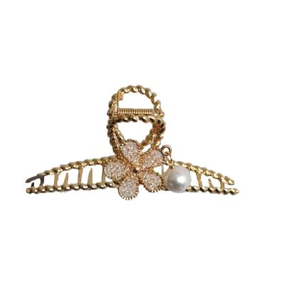 China The new PEARL girl flower hair claw cuts the simple temperament pearl hair clip on the back of the head Crystal Hair Clip Hairgrip of the girl for sale