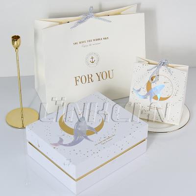 China Wholesale Disposable Luxury Gift Paper Bag With Ribbon And Gold Stamping Logo for sale