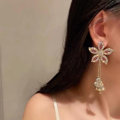 China Retro Vintage Fashion Exquisite Dangle Flower Wind Chime Pink Dangle Earrings Suitable for Travel or Wedding for sale