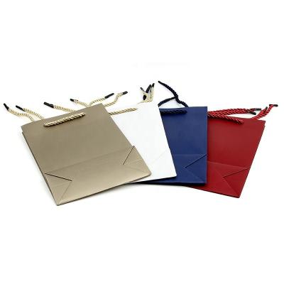 China Classic Wholesale Custom Printed Black Luxury Shopping Paper Gift Bag With Handle for sale