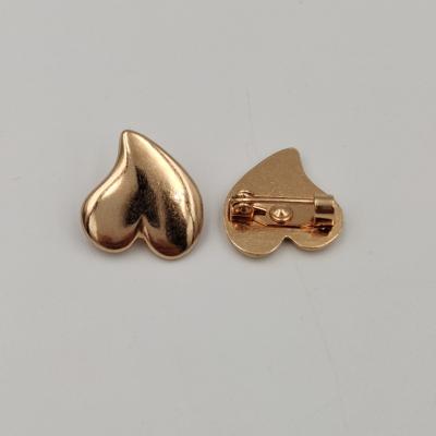 China custom 3D fashion heart shaped buttons Pin Metal Love Heart Lapel Pin Badge for sale